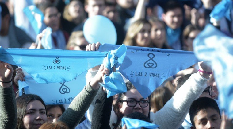 Brutalidad policial a favor del aborto en Argentina: Operativo deja varios niños y activistas pro-vida heridos
